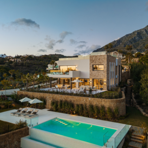 Exclusiva Villa de Lujo en Marbella Hill Club con Vistas al Mar