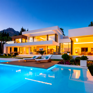 Villa Moderna de Lujo en Sierra Blanca con Vistas al Mar