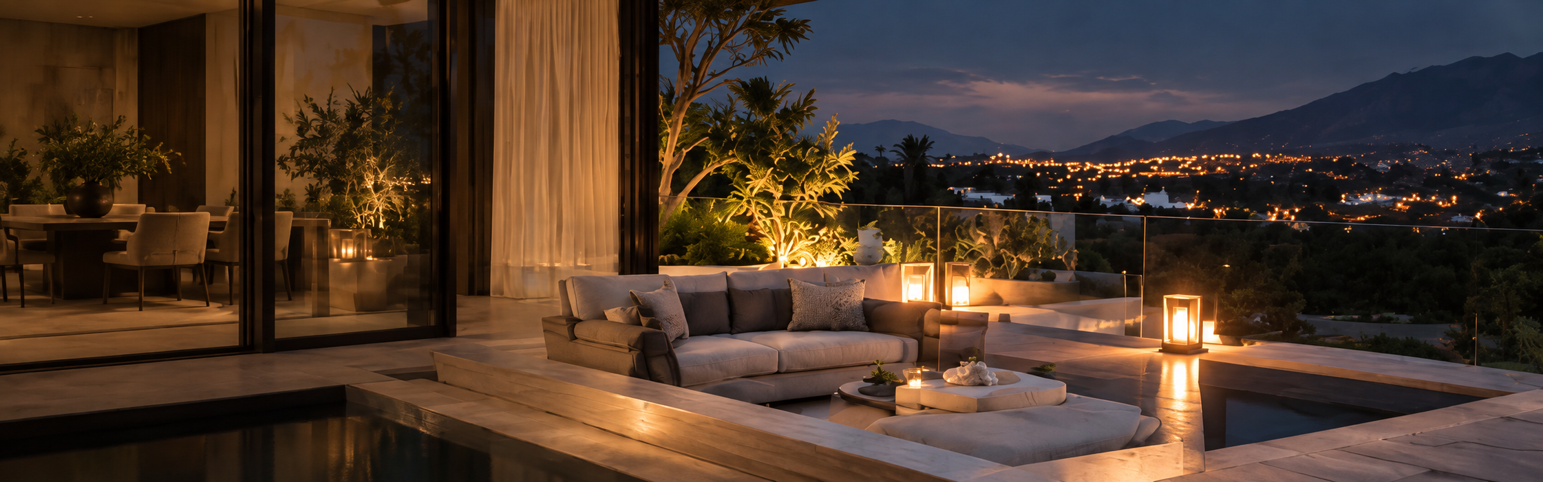 Terraza iluminada con vistas a Marbella al anochecer