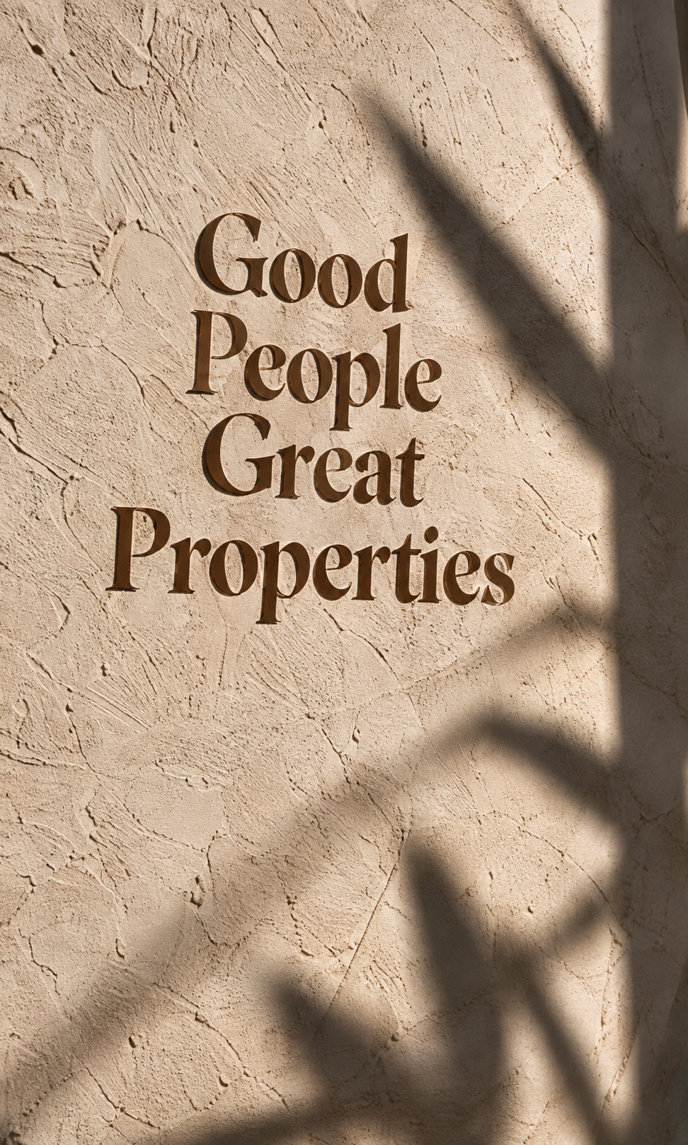 Good People Great Properties, inscrito sobre un muro mediterráneo