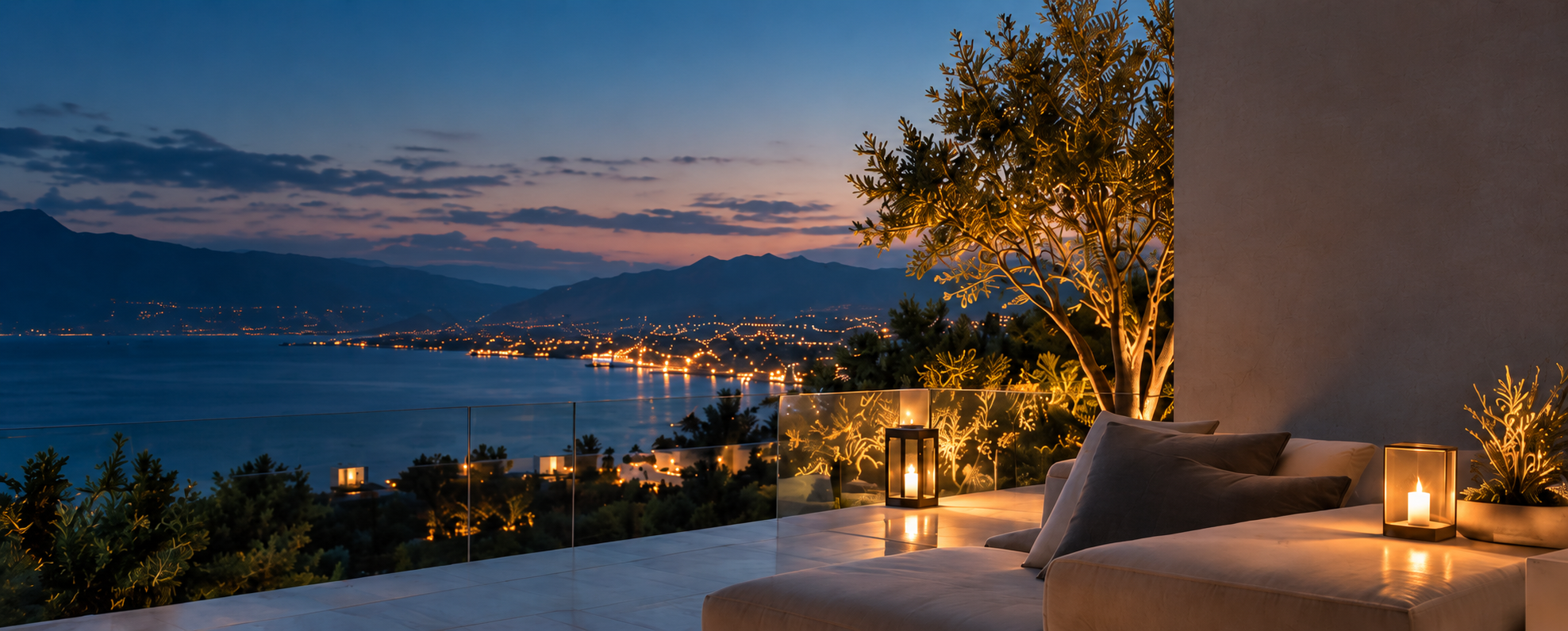 Terraza iluminada junto a la costa al anochecer