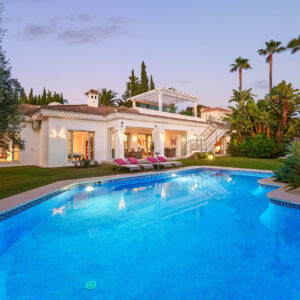 Villa Mediterránea con Piscina Privada en Sierra Blanca, Marbella